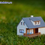 Дачный домик стоит в поле