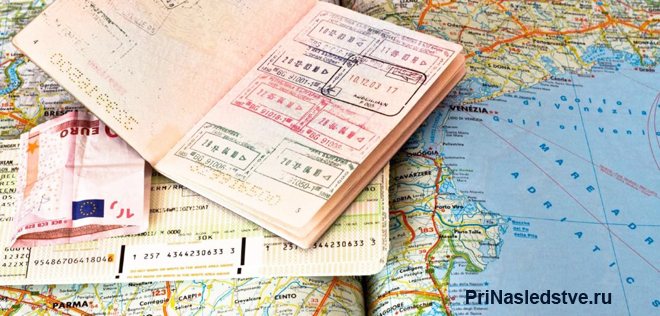Паспорт лежит на географической карте
