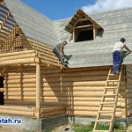 Рабочие строят частный дом
